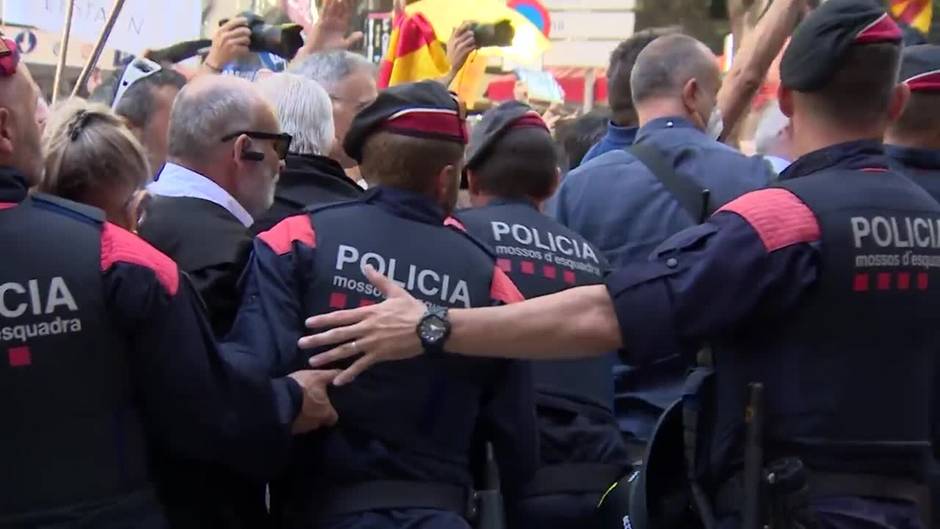 Cerca de 500 independentistas protestan ante el Icab contra una conferencia de Marchena