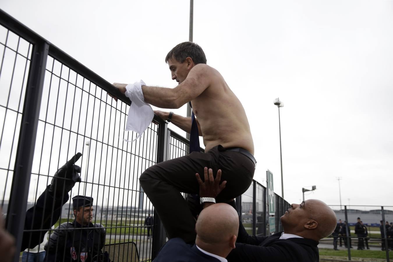 Un grupo de trabajadores logró superar las barreras de seguridad que les impedían la entrada al lugar de la reunión, lo que provocó la suspensión del Comité y degeneró en incidentes con algunos miembros de la dirección