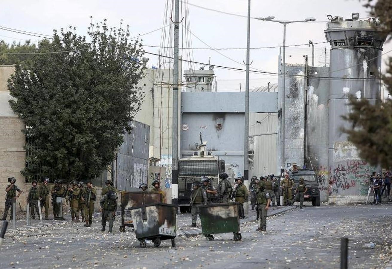 3. El Ejército israelí se despliegan durante un enfrentamiento con manifestantes palestinos cerca de Belén, Cisjordania