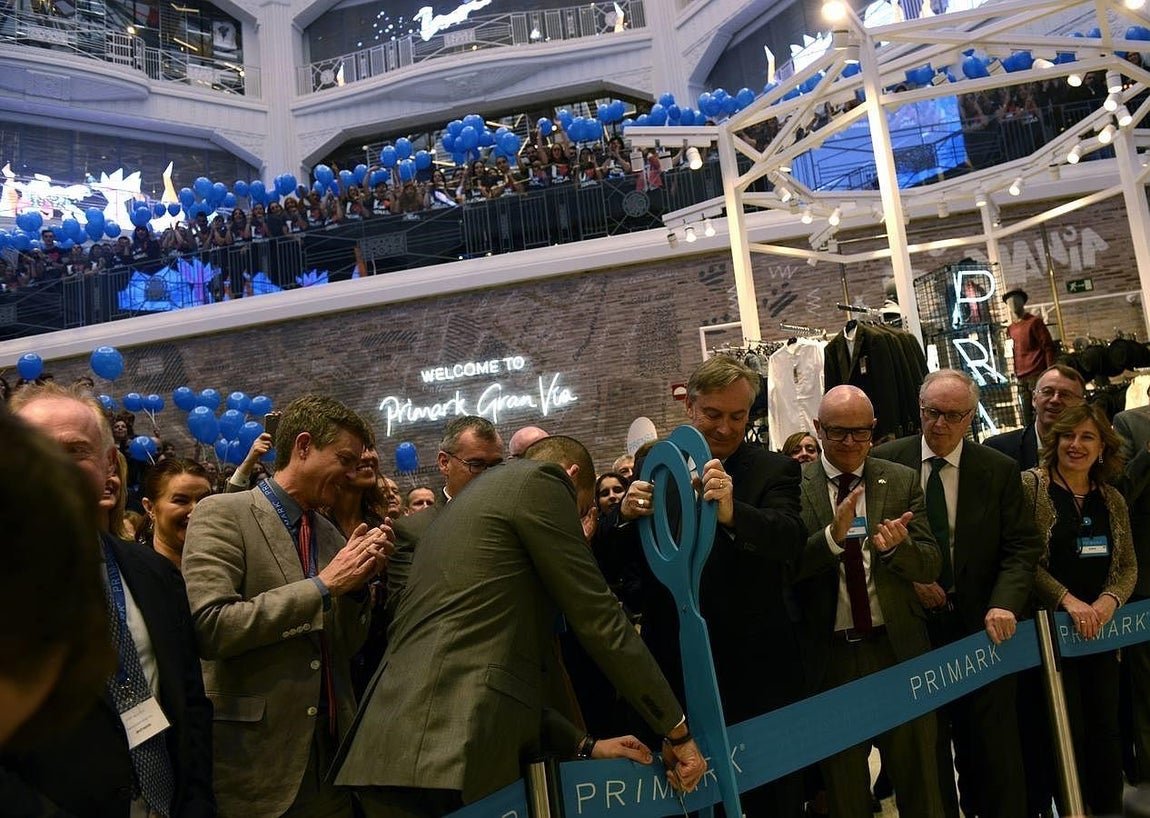 11.. Los responsables de Primark cortan la cinta en la inaguración del mayor establecimiento de la cadena en España