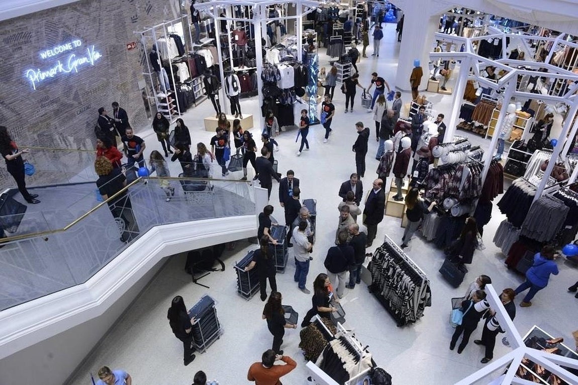 5.. El edificio, al que también se han traslado las oficinas centrales de Primark, fue adquirido en enero por Pontegadea, vehículo inversor de Amancio Ortega, máximo accionista y fundador del emporio de la moda español Inditex