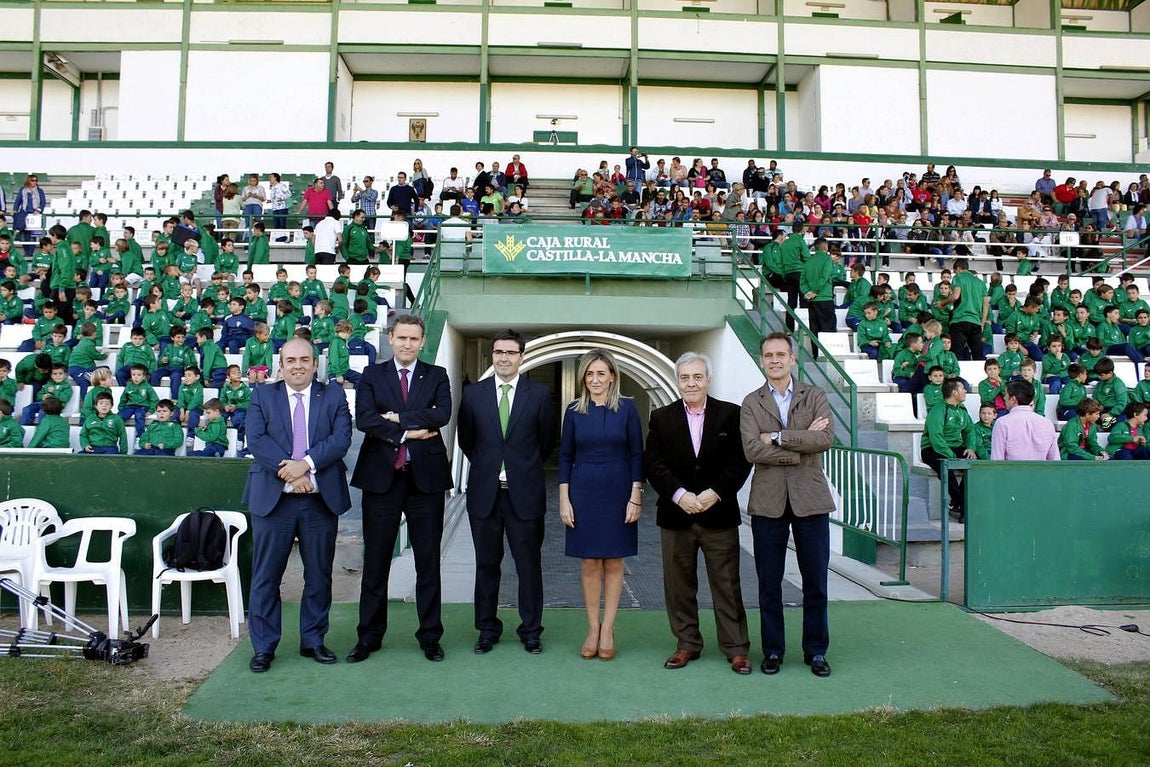 Entrega de carnés a la Escuela de Fútbol del Toledo