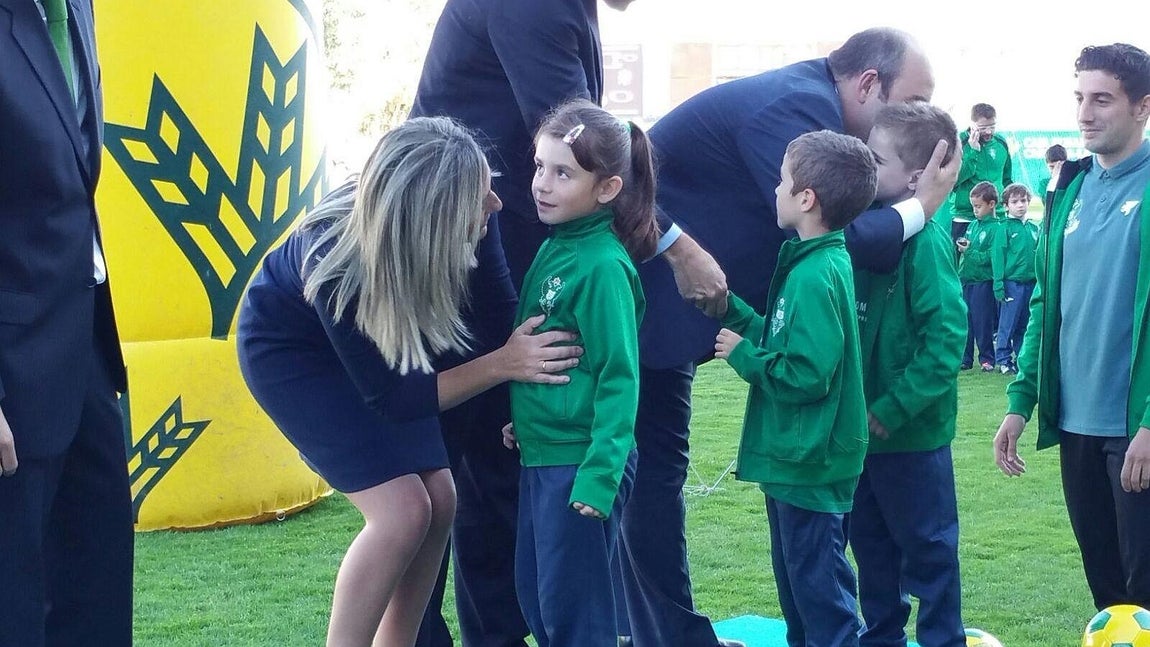 Entrega de carnés a la Escuela de Fútbol del Toledo