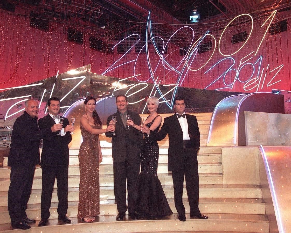 Imagen antigua de una gala de fin de año, del paso al 2001, con ilustres de la televisión patria como José Luis Moreno, Ramón García, Mabel Lozano o Andoni Ferreño. Imagen antigua de una gala de fin de año, del paso al 2001, con ilustres de la televisión patria como José Luis Moreno, Ramón García, Mabel Lozano o Andoni Ferreño