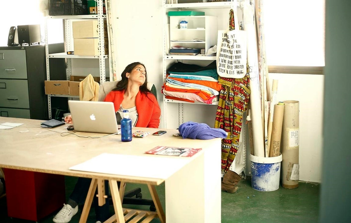 Belén trabaja con su ordenador en su espacio en Nave Oporto. 