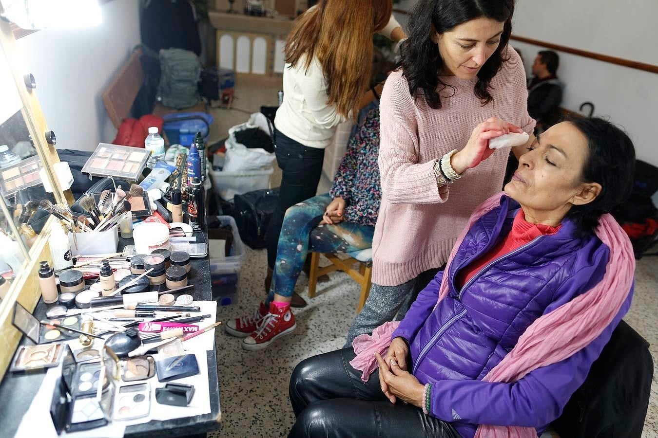 5.. Sesión de maquillaje previa al rodaje de las últimas escenas de «Todo es de color»