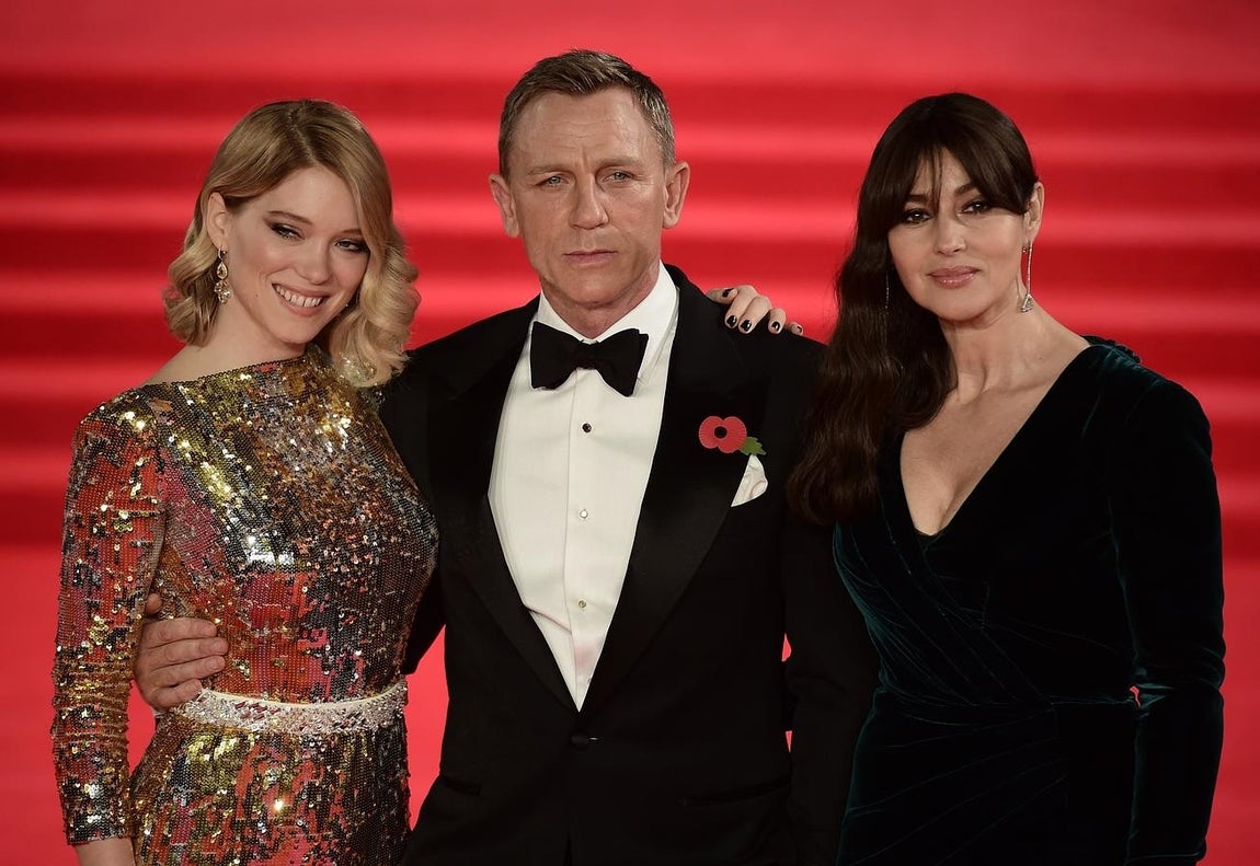 Daniel Craig, rodeado por las protagonistas femeninas de «Spectre». 