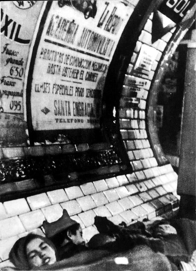 12.. Refugiados en la estación de Sol, durante los bombardeos de la Guerra Civil, en 1937