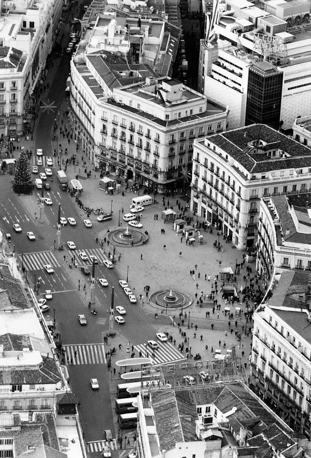 18.. Vista aérea de la Puerta del Sol en  1990