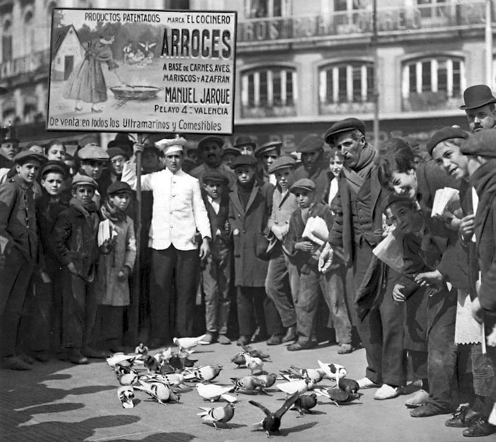 6.. Anuncio de arroces en la Puerta del Sol. «Ante el público, asombrado, las palomas comen el rico arroz con que se les ha amaestrado», reza el pie de foto original de 1917