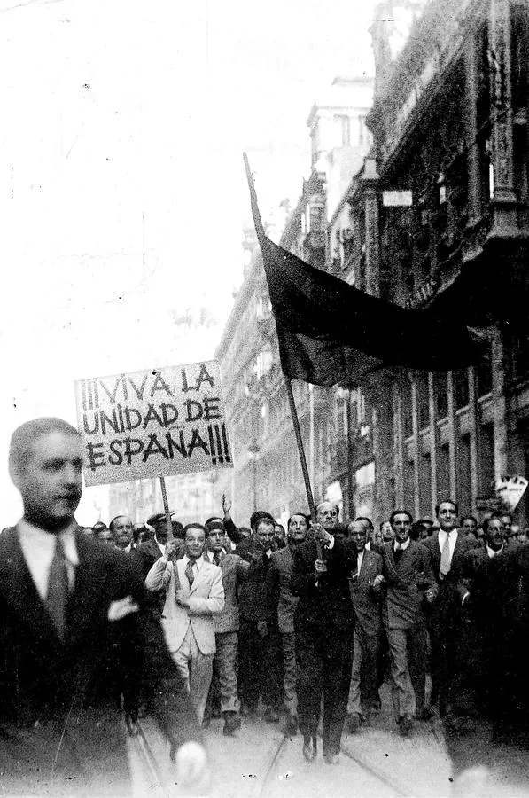 10.. José Antonio Primo de Rivera al frente de una manifestación en la Puerta del Sol, «tras la rendición de los separatistas catalanes en 1934»
