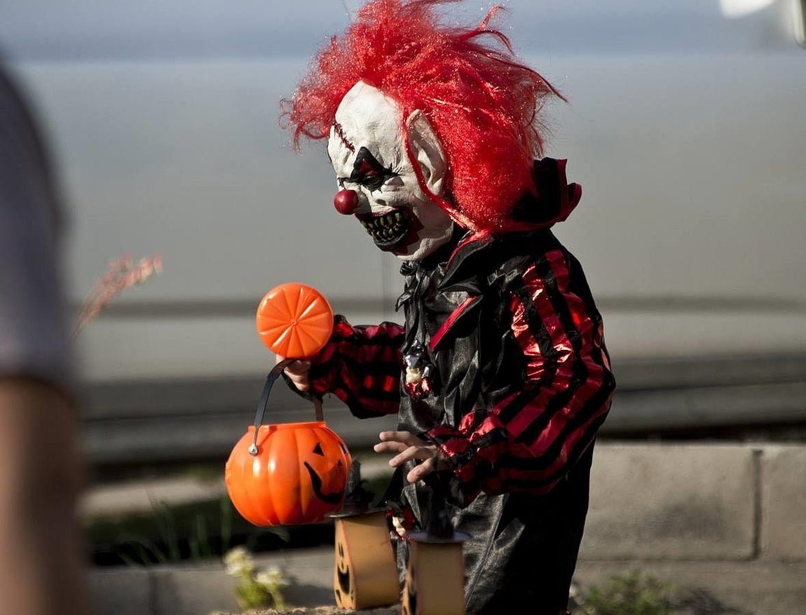 Un niño camina por Santiago (Méjico). AFP
