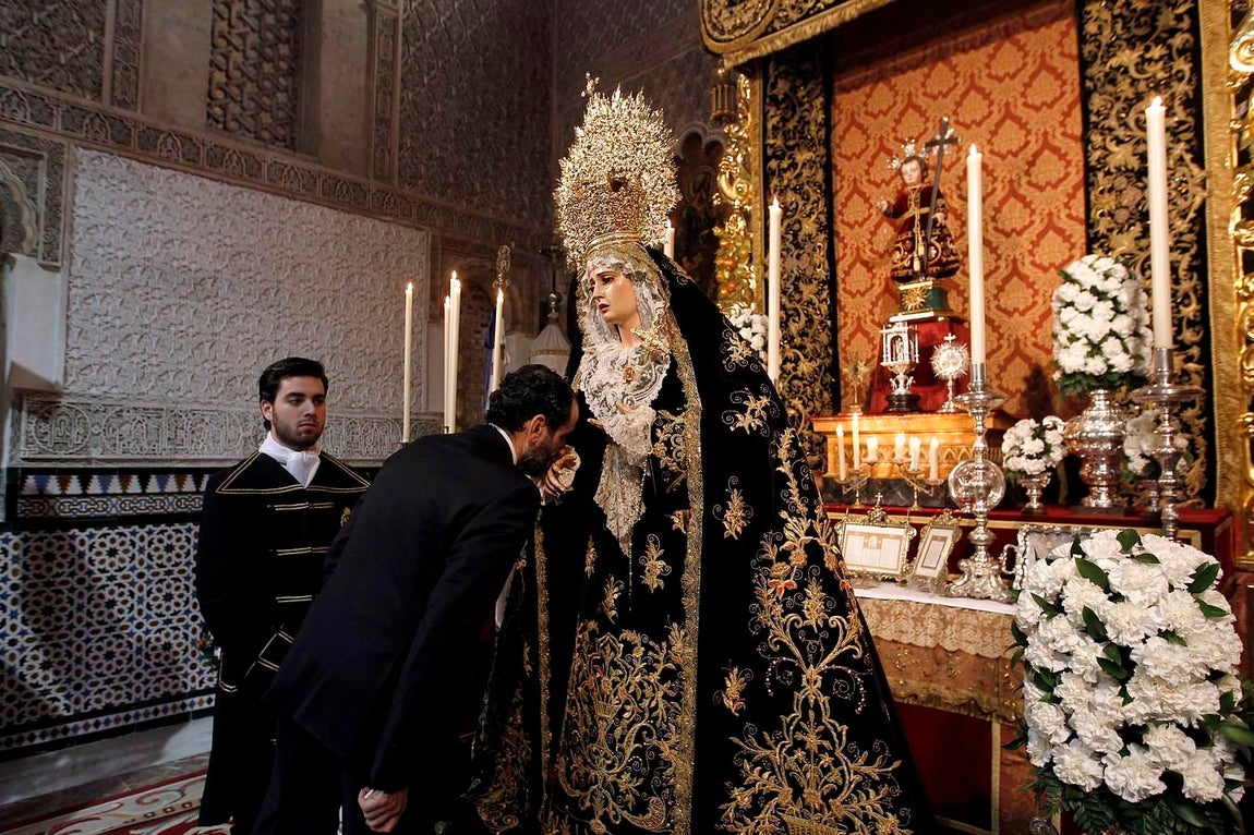 Besamanos de la Virgen del Rosario en la Iglesia de San Pablo