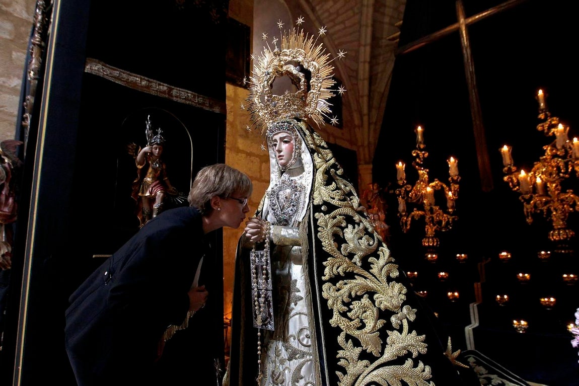Besamanos de Nuestra Señora Madre de Dios en sus Tristezas en la Iglesia de San Lorenzo