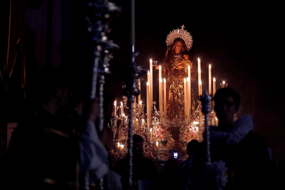 Procesión de la Virgen del Amparo en la Iglesia de San Francisco