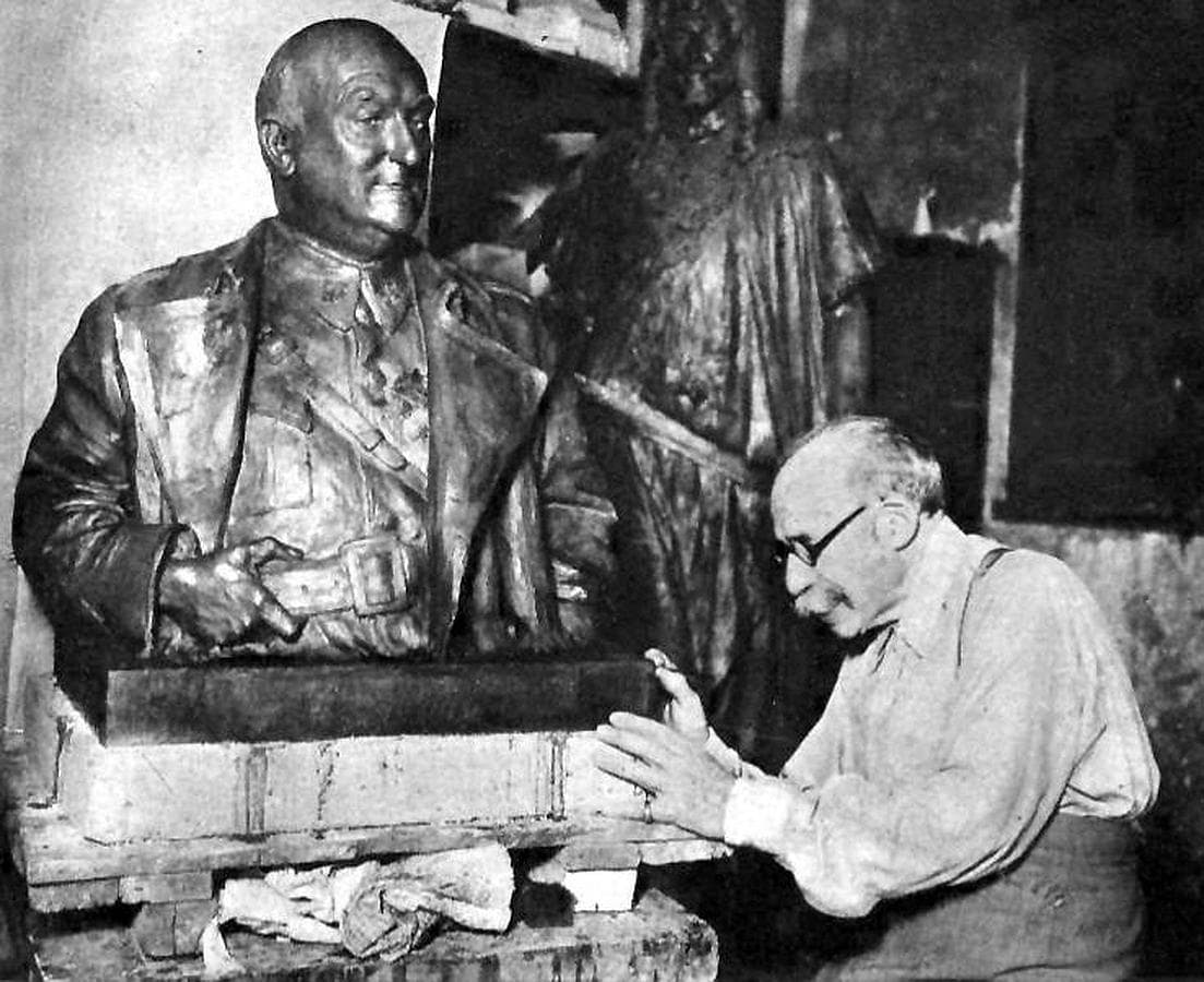 Mariano Benlliure trabajando en un busto del general Miaja, defensor de Madrid durante la guerra civil y, como Villamartín, ex alumno de la Academia toledana 