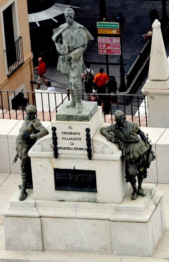 Emplazamiento actual del grupo escultórico, en la explanada norte del Alcázar. 