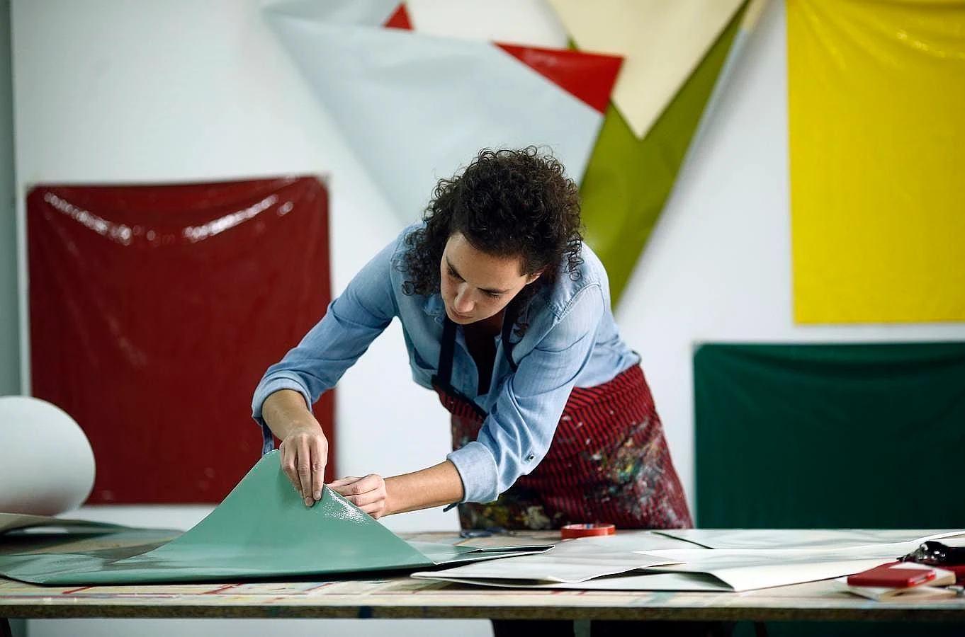 Irma Álvarez-Laviada manipula los materiales de una de sus obras