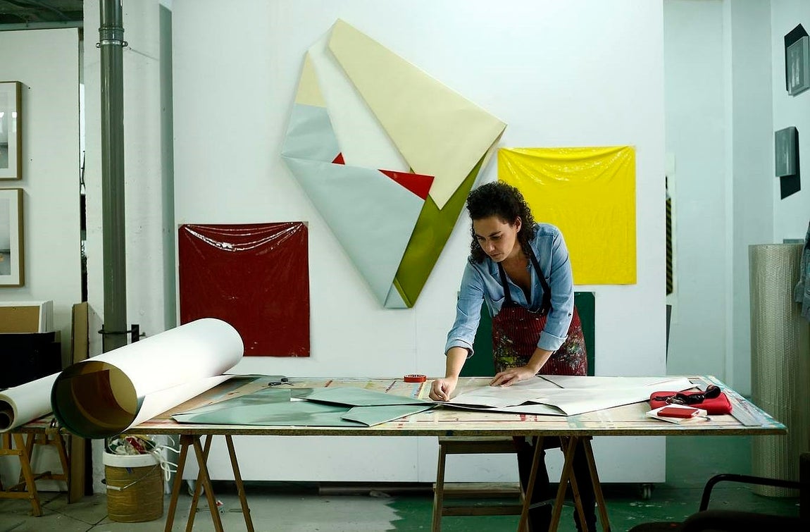 Laviada organiza su trabajo entre la mesa y la pared. 