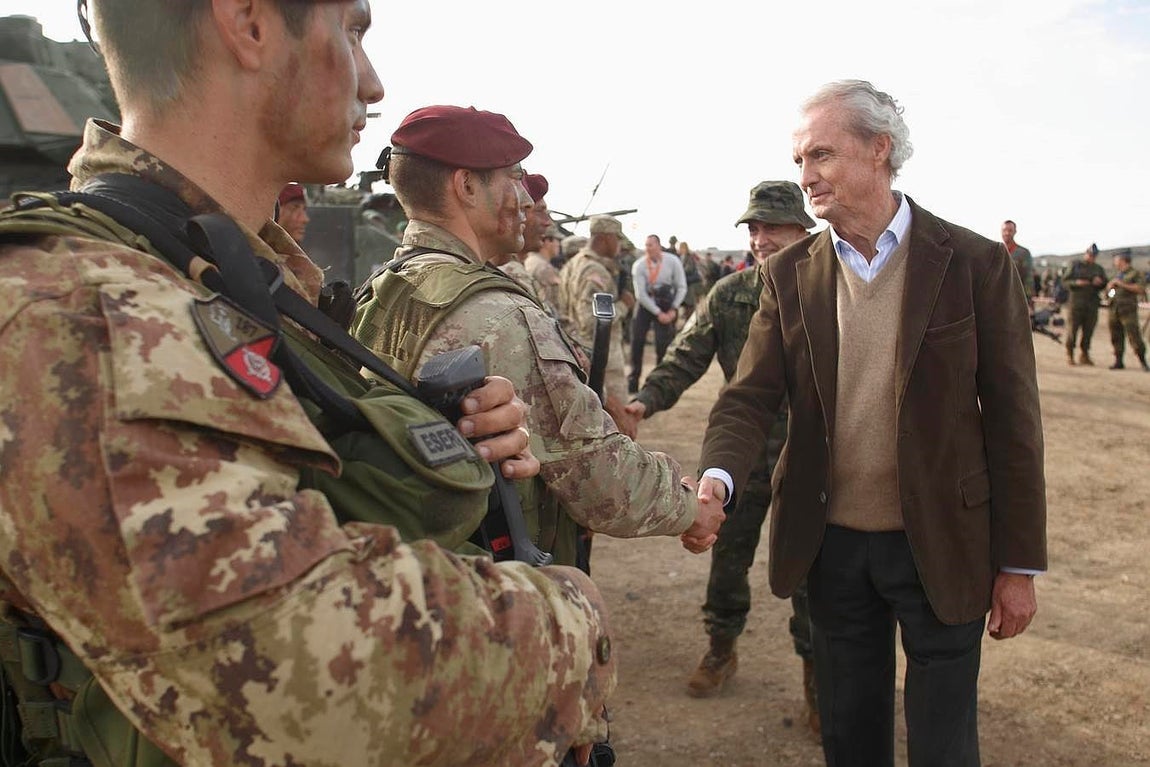 Morenés saluda a militares italianos. 