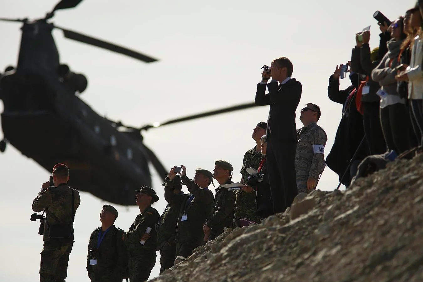 Asistentes observan el vuelo de un helicóptero Chinook