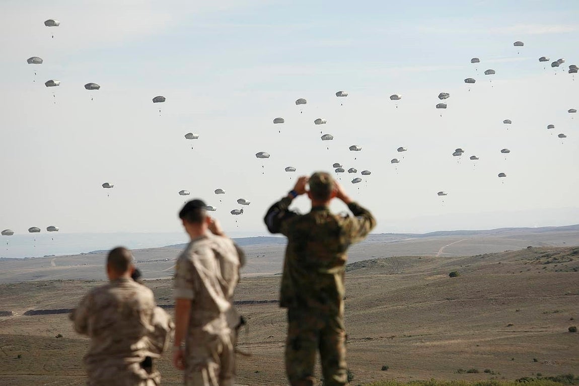 Salto paracaidista de militares de EE.UU. y España. 