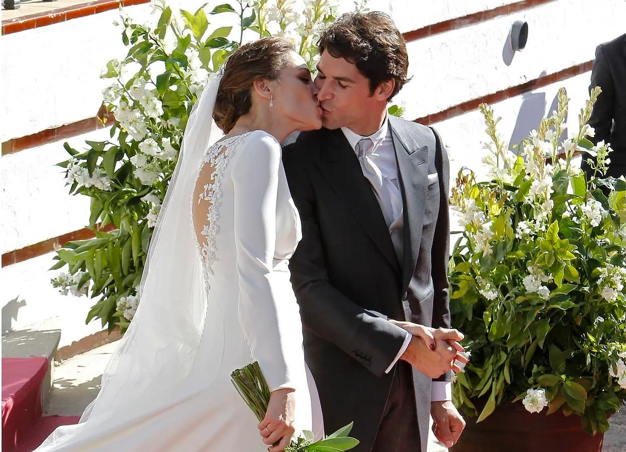 El primer beso a la salida de la Iglesia, ya como marido y mujer