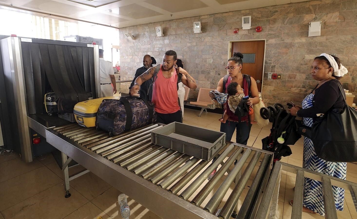 Unos turistas pasan sus maletas por el control de equipajes del aeropuerto de Sharm el-Sheij