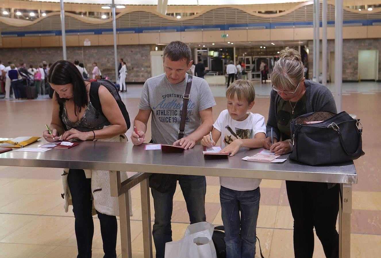 Un grupo de turistas rellena formularios tras la cancelación de sus vuelos en el aeropuerto de Sharm el-Sheij