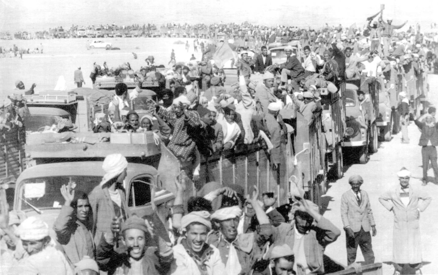 40 años de la Marcha Verde, en imágenes. «Armados» únicamente con banderas de Marruecos y retratos del rey Hassan II se presentaron frente a la última frontera colonial española en el actual Sáhara Occidental