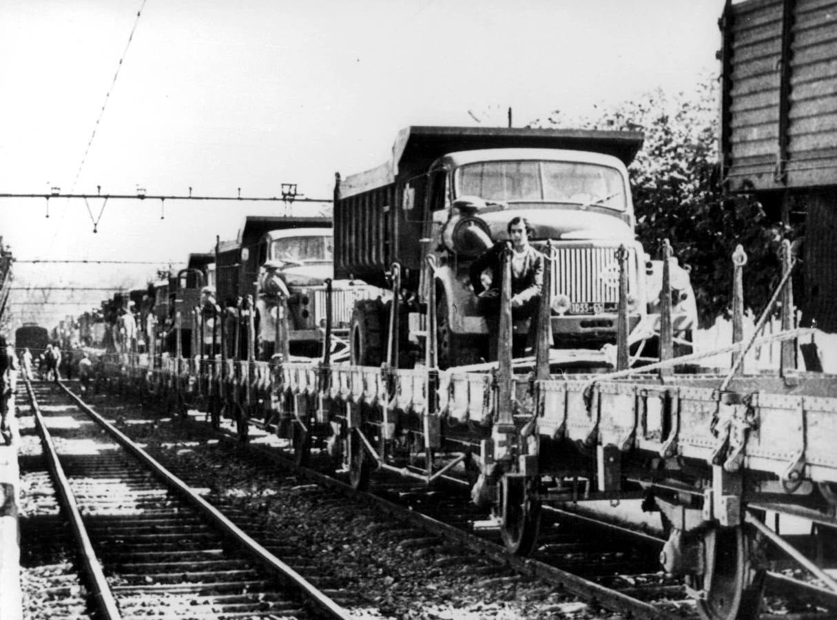 40 años de la Marcha Verde, en imágenes. Camiones con víveres destinados a los campamentos de la Marcha Verde