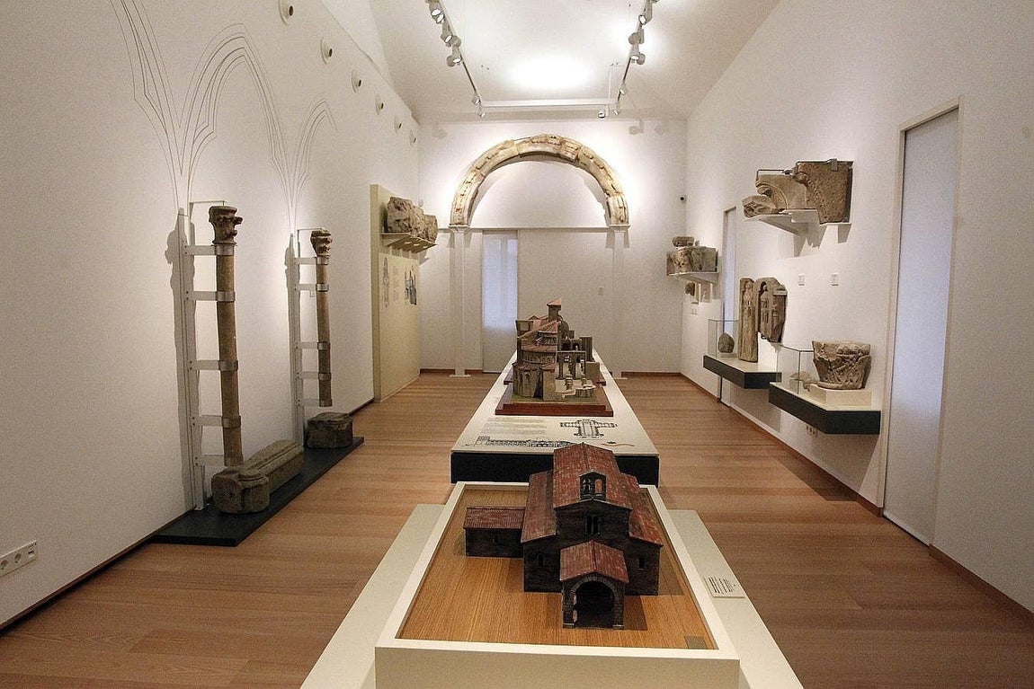 Maquetas de los diferentes santuarios del Apóstol y restos arqueológicos. Al fondo, un arco del desaparecido claustro medieval de la Catedral compostelana. 