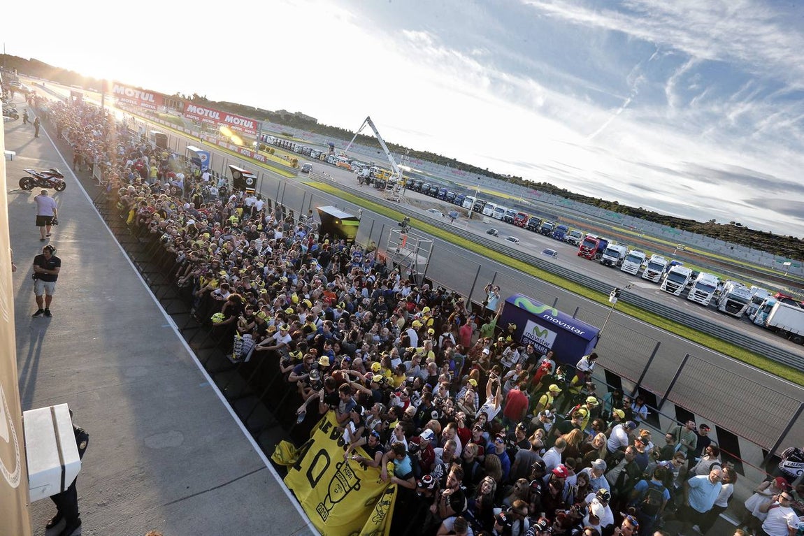 Miles de aficionados han acudido al circuito Ricardo Tormo de Cheste