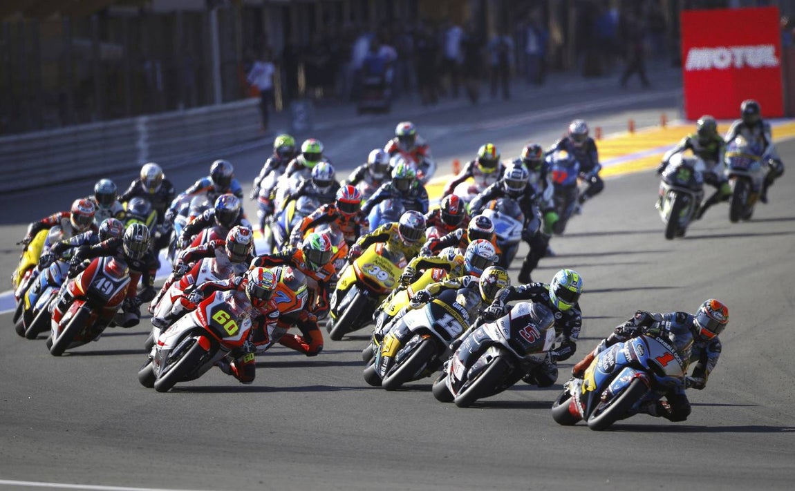 Imagen de la salida de Moto 2 en el Gran Premio de Motociclismo