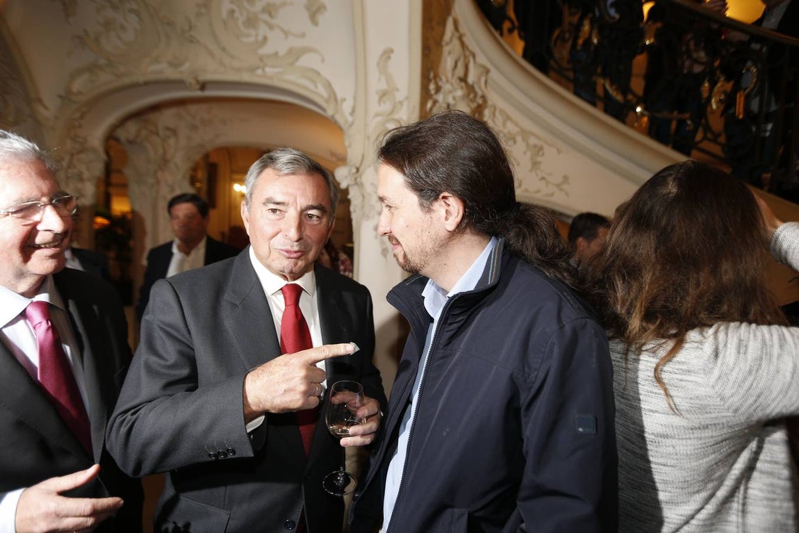 El presidente del Círculo de Empresarios, Javier Vega de Seoane, junto a Pablo Iglesias en el Foro ABC