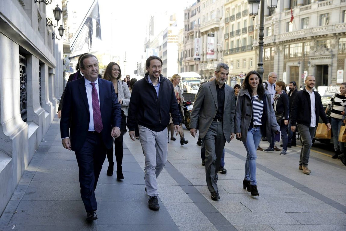 El secretario general de Podemos, Pablo Iglesias, llega al Foro ABC junto a su fichaje más reciente, el exjemad José Julio Rodríguez