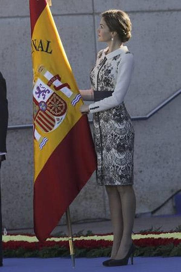 La Reina Letizia, junto a la bandera. 