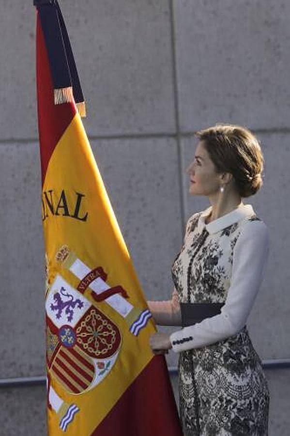 La Reina Letizia, junto a la bandera nacional. 