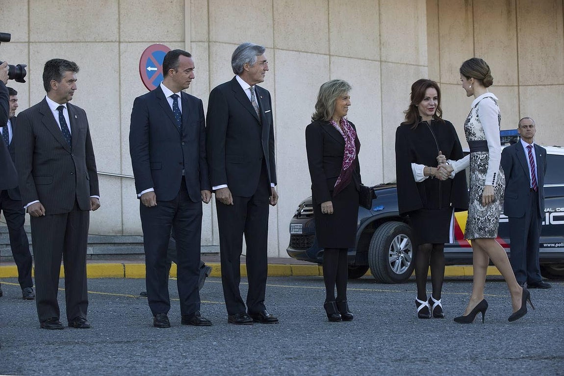 Autoridades saludan a la Reina Letizia. 