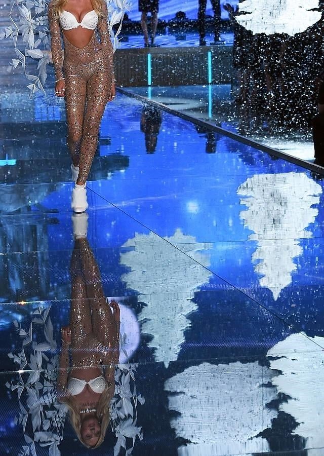 Desfilaron 45 supermodelos que hicieron 75 pasadas para mostrar la última colección de la firma. 