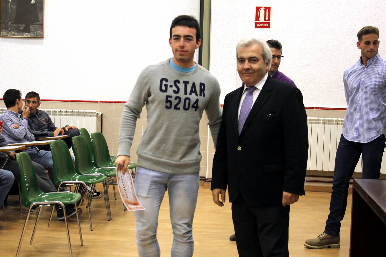 El concejal de Deportes, Juan José Pérez del Pino, entregó uno de los diplomas. 