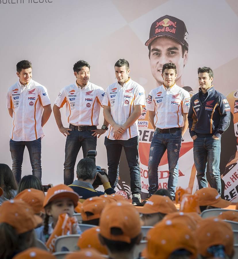 Dani Pedrosa y Marc Márquez visitan el colegio St. Mary´s School de Sevilla