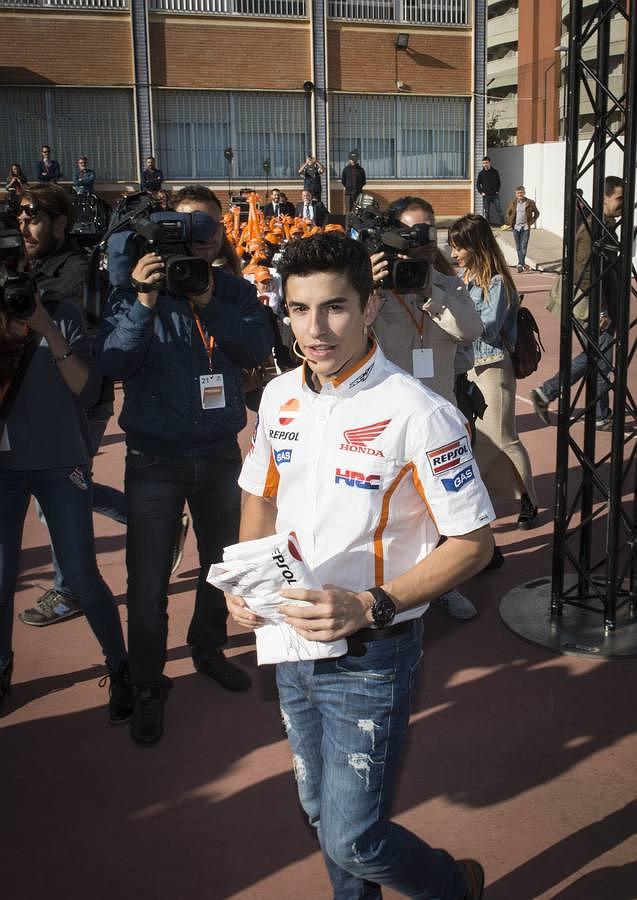 Dani Pedrosa y Marc Márquez visitan el colegio St. Mary´s School de Sevilla