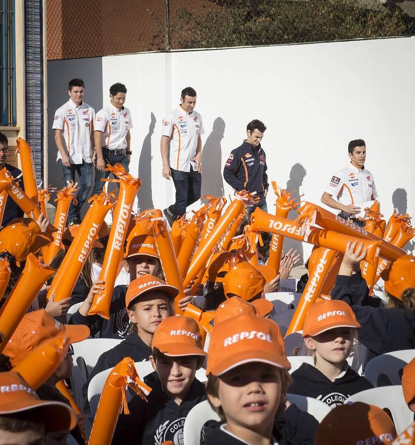 Dani Pedrosa y Marc Márquez visitan el colegio St. Mary´s School de Sevilla