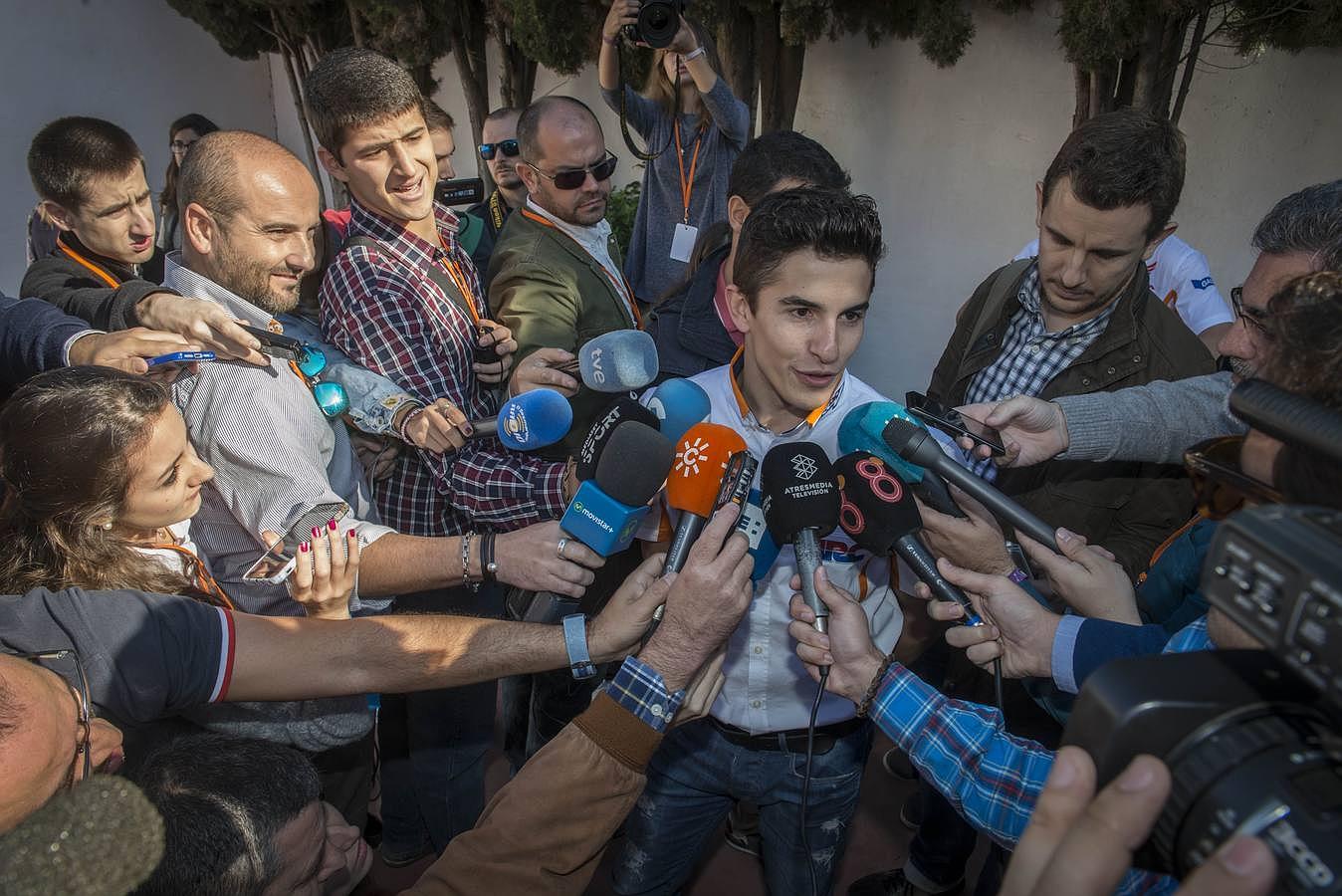 Dani Pedrosa y Marc Márquez visitan el colegio St. Mary´s School de Sevilla