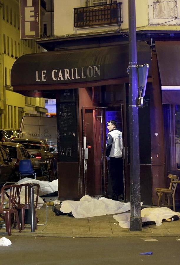 04. Cuerpos tendidos a la puerta de un restaurante en París