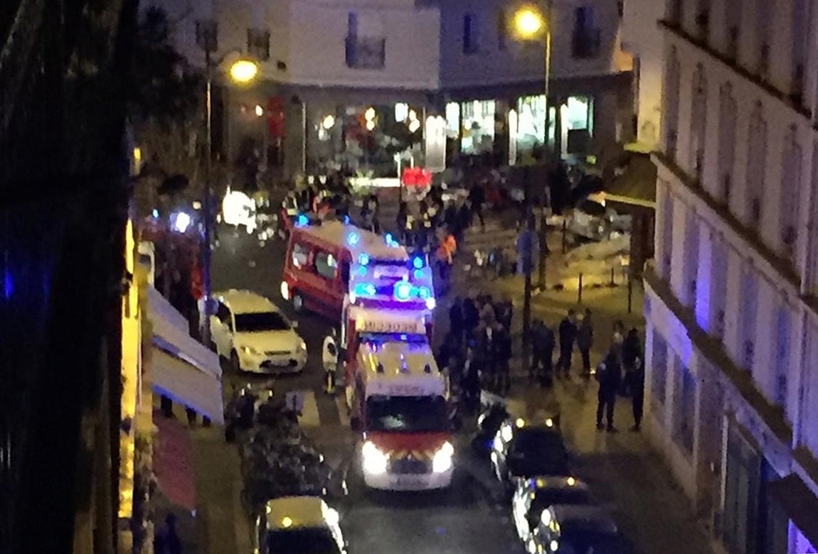 07. Personal de emergencias a la puerta del restaurante Petit Cambodge