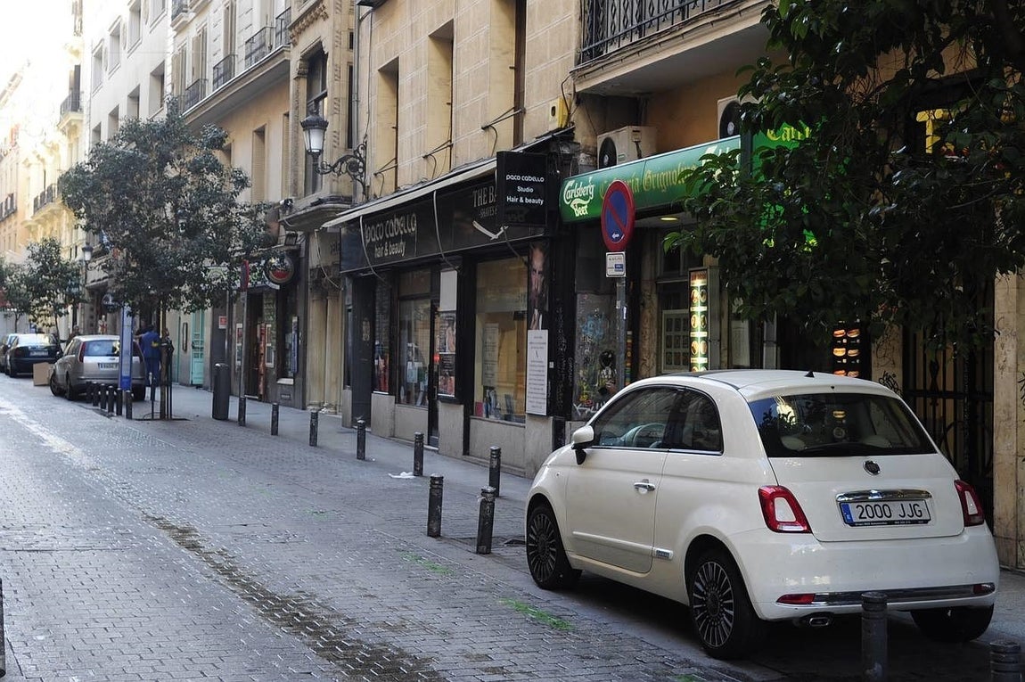 2. El 'Escenario 3' contempla además de la limitación de la velocidad en la M-30 y accesos a la capital a 70 kilómetros por hora, y la prohibición de aparcar en las zonas de Servicio de Estacionamiento Regulado (SER), la restricción de la circulación en el interior de la almendra central del 50 por ciento de todos los vehículos