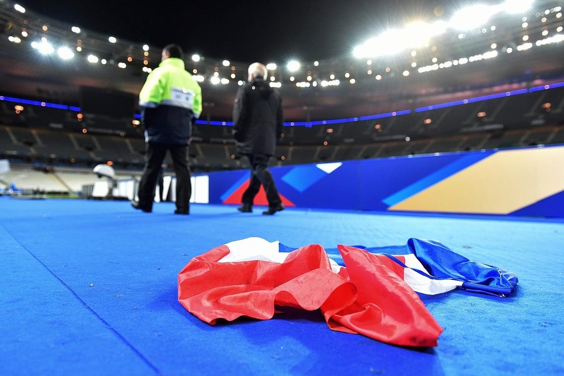 16. Una bandera de Francia yace en el suelo en el Estadio de Francia, evacuado tras los atentados