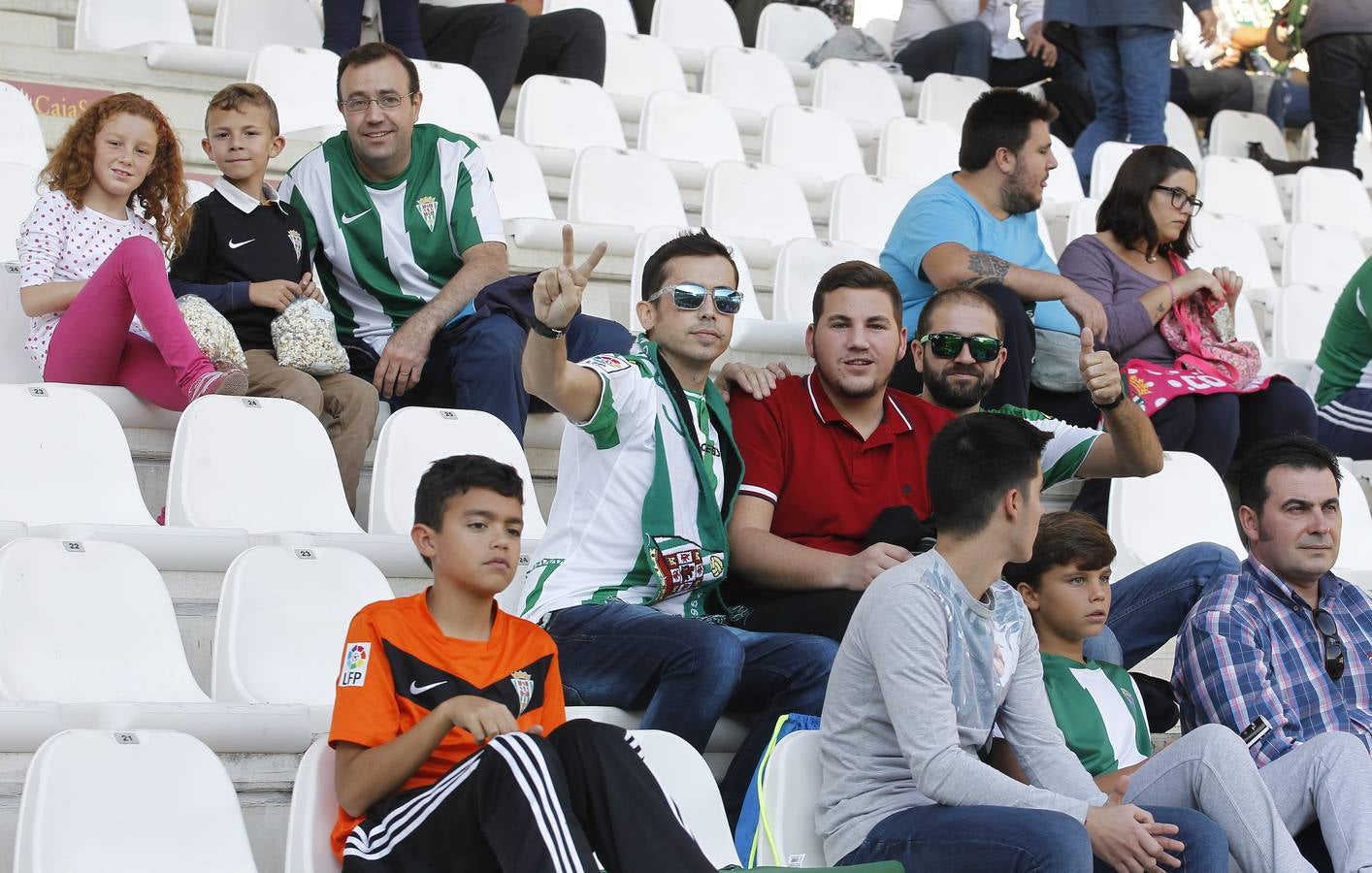 La grada del Córdoba-Huesca, en imágenes